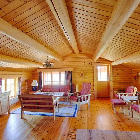 Large Retreat Perfect For Family Gatherings *